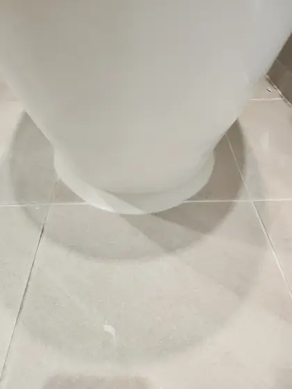 변기 테두리 물샘 — 새로 두른 실리콘으로 마감한 밑동