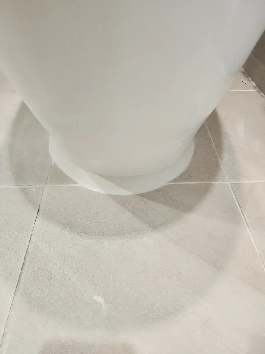 변기 테두리 물샘 — 새로 두른 실리콘으로 마감한 밑동