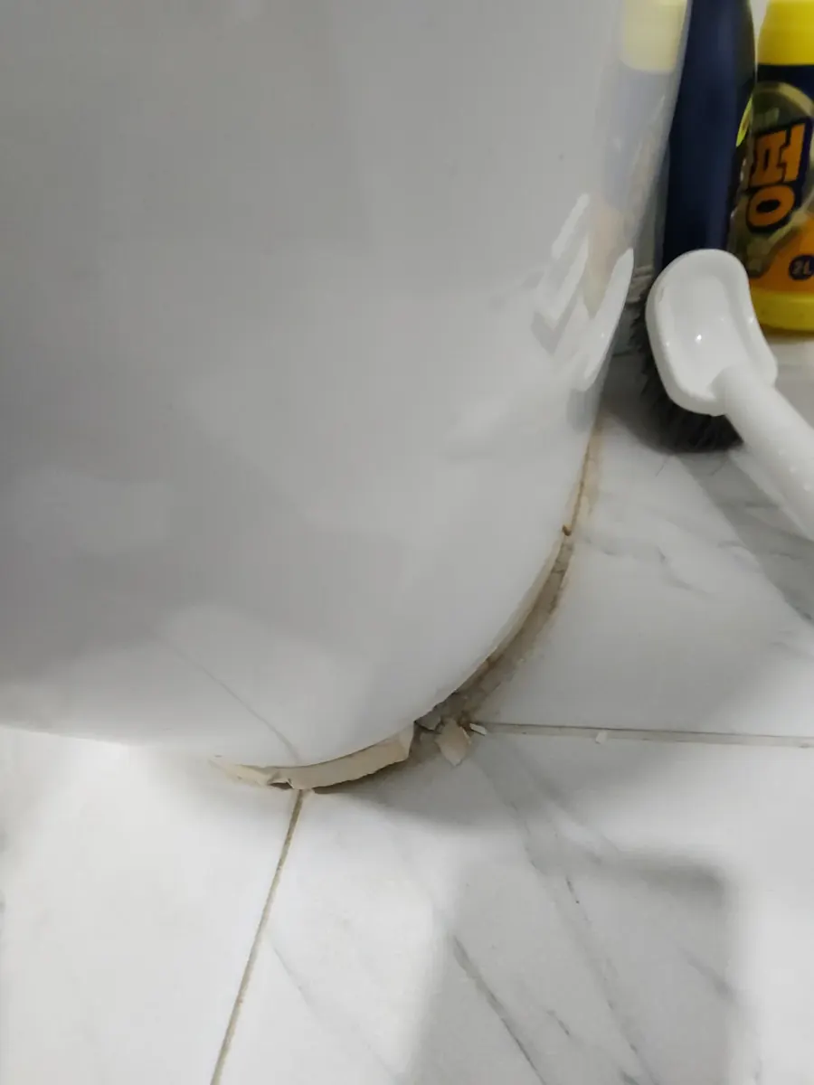 변기 시멘트 — 갈라진 백시멘트 사이로 보이는 검은 틈