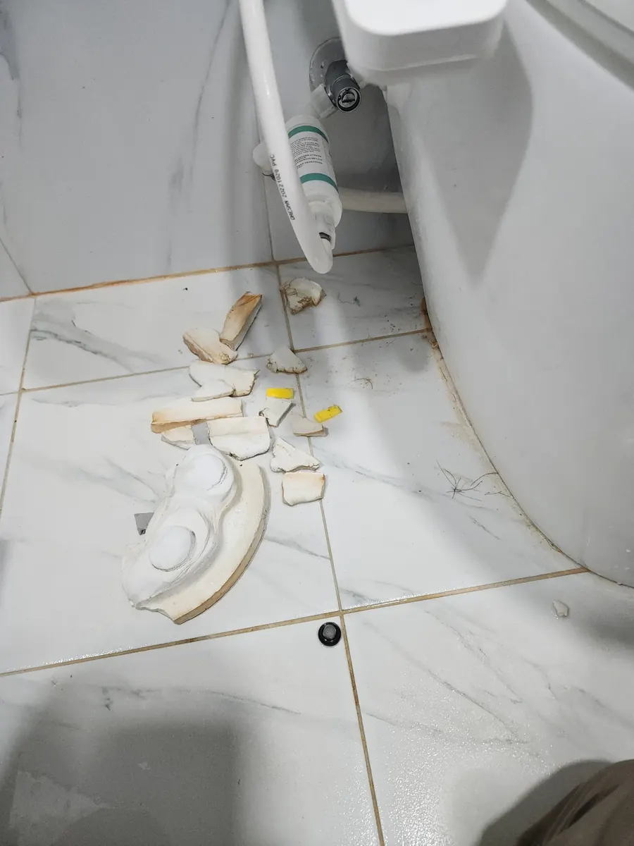 변기 시멘트 — 들어낸 옛 백시멘트 조각