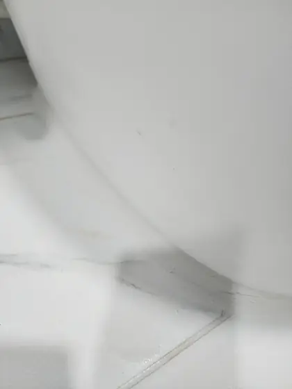 변기 시멘트 — 다시 자리 잡은 변기 밑동